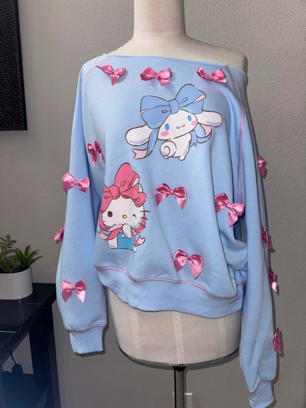 Cinnamorol Bow Embelished Off The Shoulder Round Neck Long Sleeve -Large - Picture 2 of 5